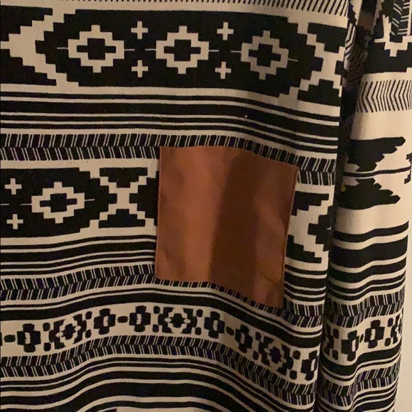 Tribal pattern long sleeve - Picture 2 of 3